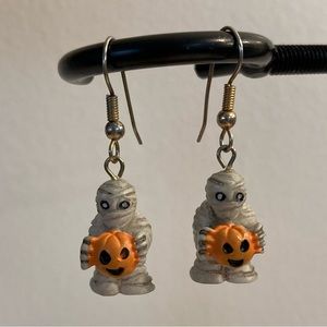 Vintage hand painted Halloween mummy holding a Jack o lantern pumpkin earrings
